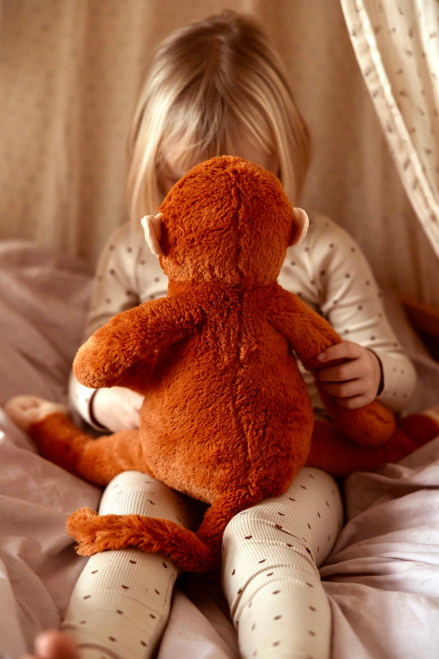 Gewichteter *Plüschaffe* mittelgroß 1,1 kg - verspielter Tröster