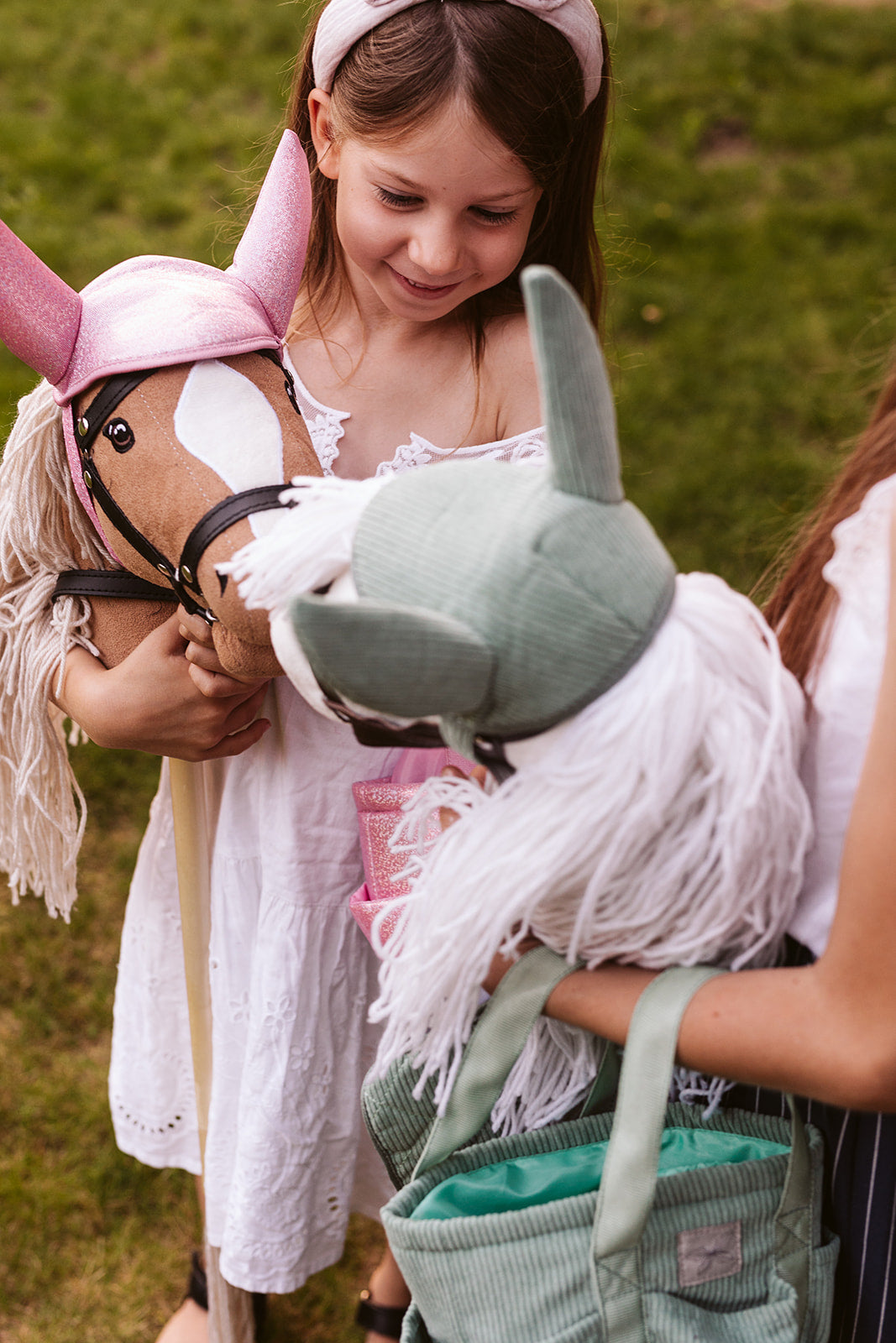 *Sattelunterlage & Fliegenhaube* für Steckenpferd, Rosa Glitter