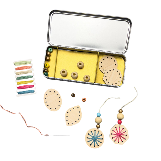 Weihnachtsdekoset mit gewebten Schneeflocken