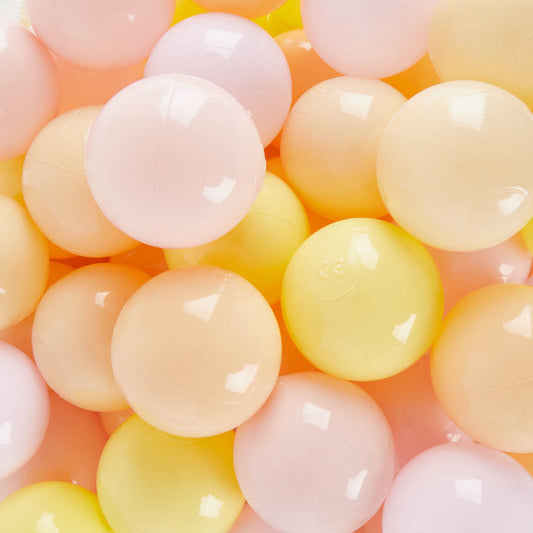 Plastikbälle für ein Bällebad in den Pastellfarben Hellrosa, Gelb, Peach.