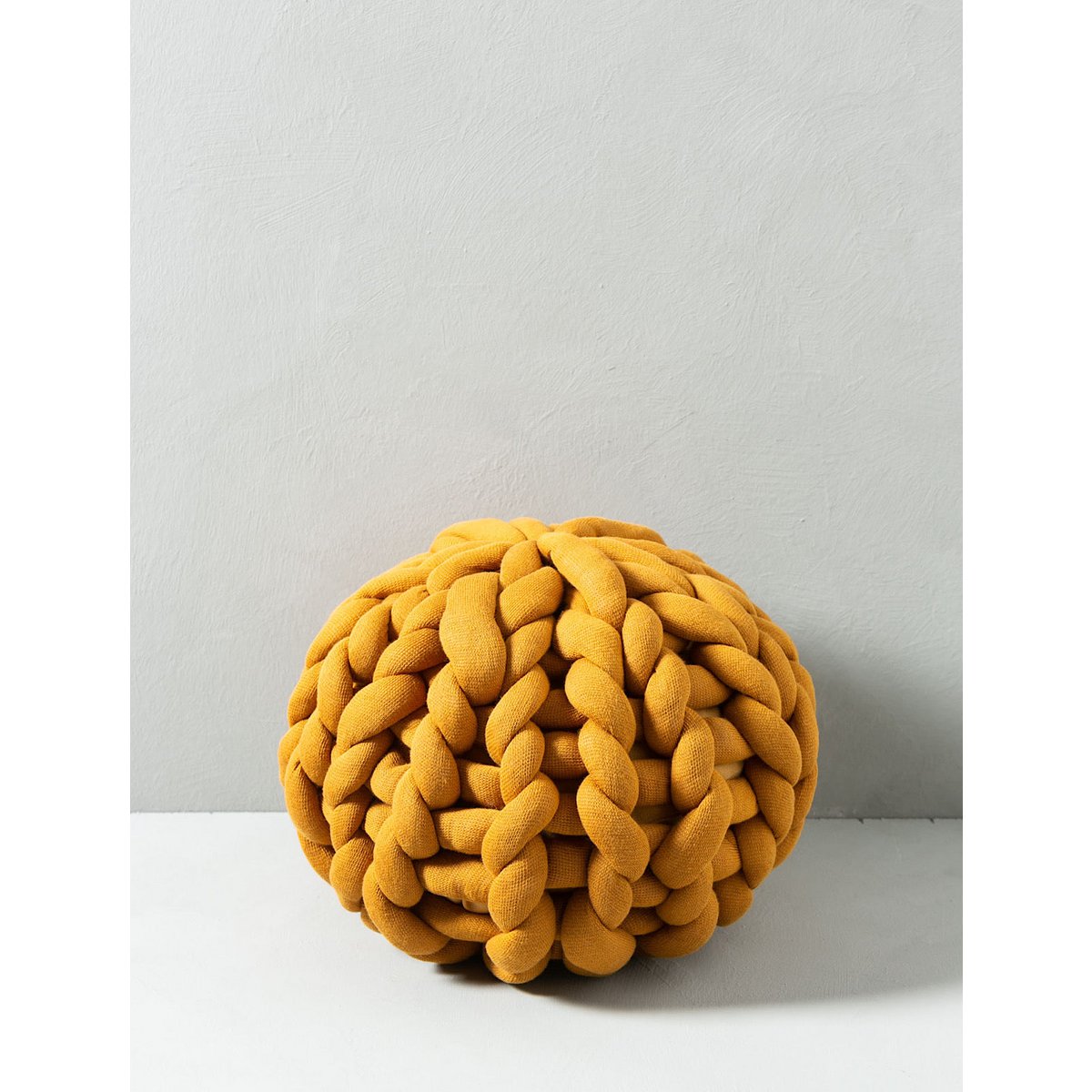 Juliette cushion – hand-knitted & versatile