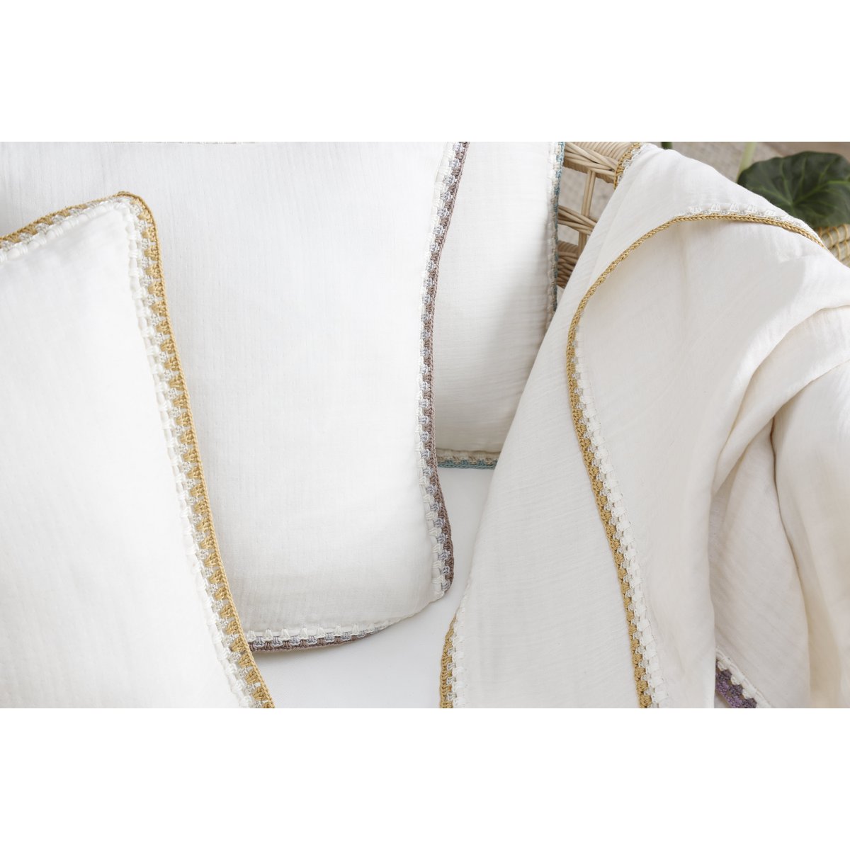 Muslin blanket made of 4 layers – soft, breathable & versatile