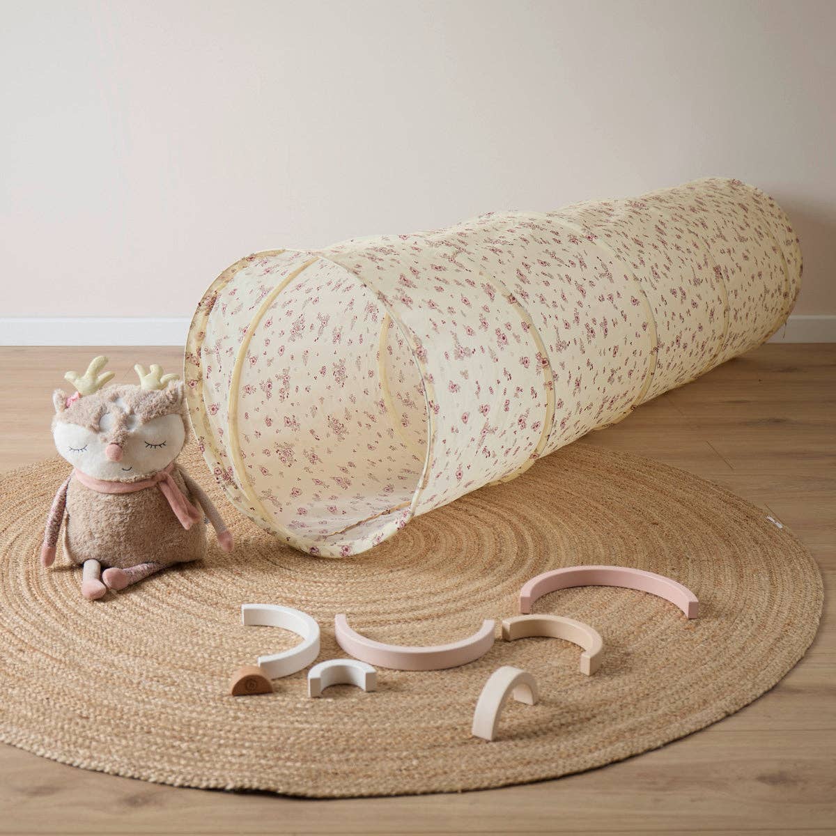 Aufnahme eines antique weißen Spieltunnels mit Blümchenmuster im Kinderzimmer.