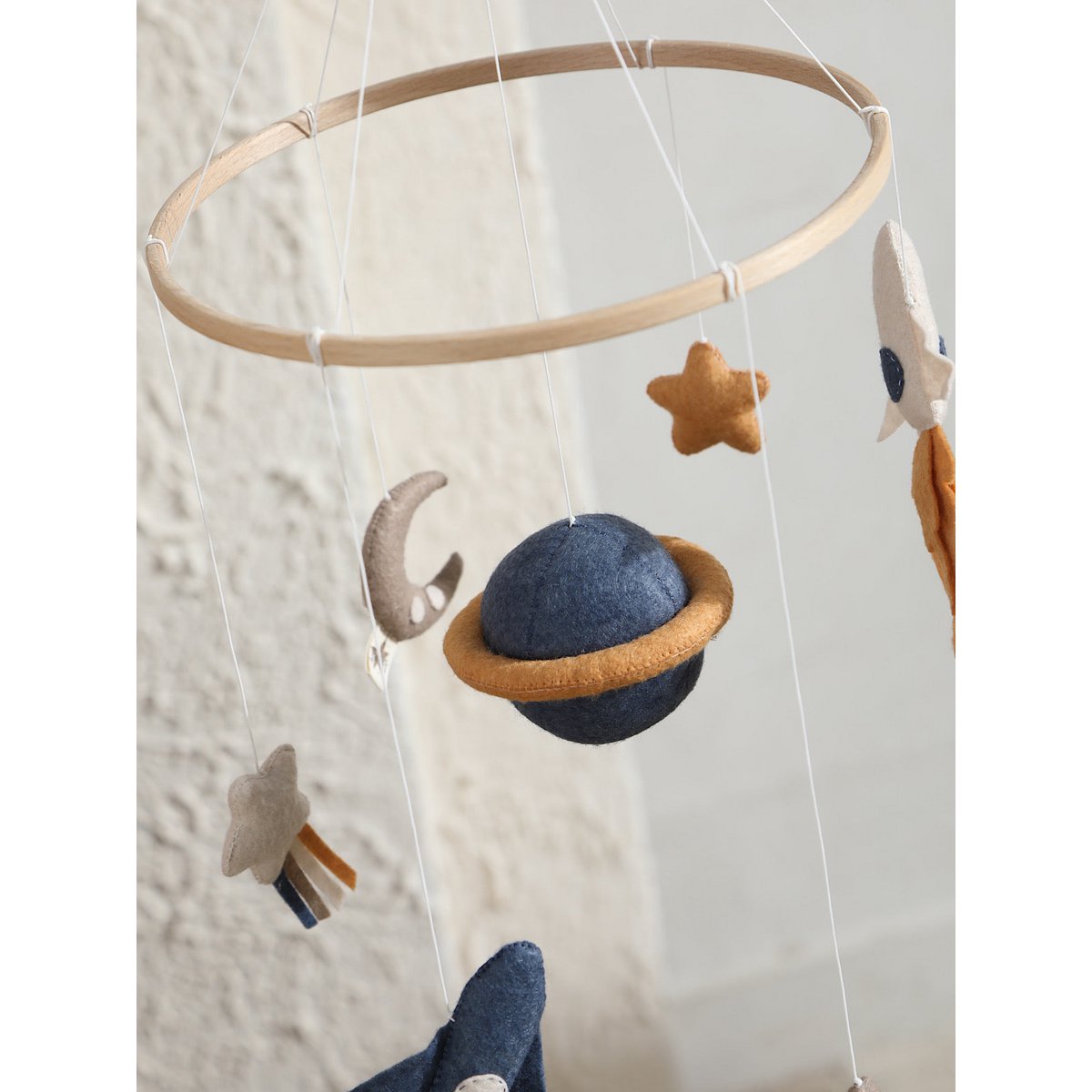 Handgemachtes Space-Mobile – Planeten, Raketen & Sterne