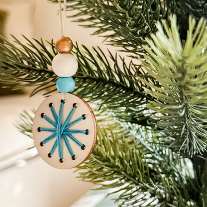 COMING SOON Weihnachtsdekoset mit gewebten Schneeflocken
