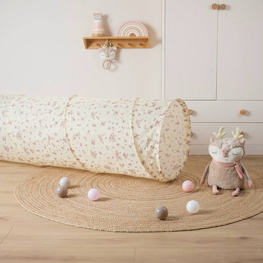 Spieltunnel in Antique Weiß mit Blümchenmuster in einem Kinderzimmer. 