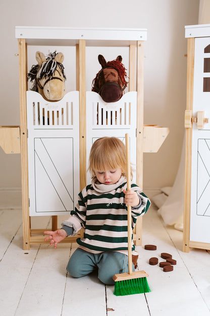 *Deluxe Stall* für 2 Steckenpferde – stilvolle Aufbewahrung für zwei Lieblingspferde