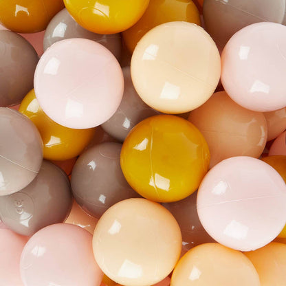 Nahaufnahme von Bällebad-Bämlen in Rosa, Taupe, Peach und Senfgelb. 