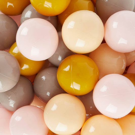 Nahaufnahme von Bällebad-Bämlen in Rosa, Taupe, Peach und Senfgelb. 